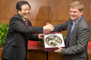 Zhou Benshun, party secretary of Hebei province and Hy-Line International president Jonathan Cade exchange cultural gifts.