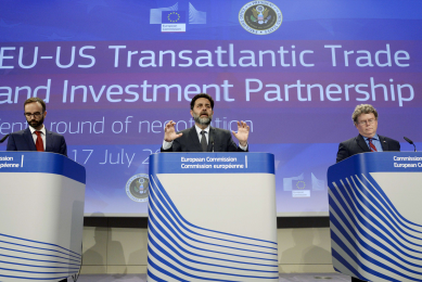 Daniel Rosario, European Commission's spokesperson for Agriculture and Rural Development, Ignacio Garcia Bercero, European Union chief negociator for the Transatlantic Trade and Investment Partnership (TTIP), and Dan Mullaney, US TTIP chief negociator, deliver a press conference at the end of the 10th round of the TTIP negociations at the European Commission headquarters in Brussels. The European Commission emphasised numerous times in all kinds of forums that the lowering of food safety standards is definitely not on the table. [Photo: ANP]