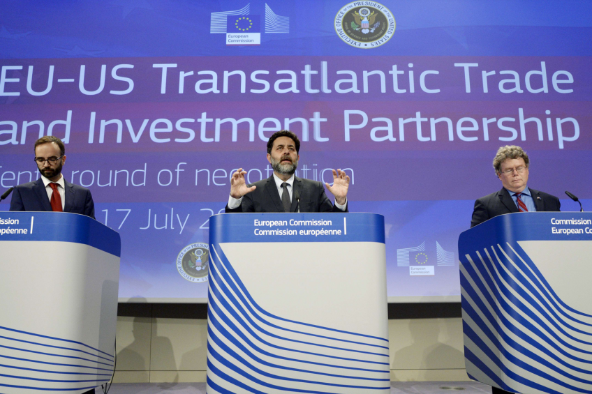 Daniel Rosario, European Commission's spokesperson for Agriculture and Rural Development, Ignacio Garcia Bercero, European Union chief negociator for the Transatlantic Trade and Investment Partnership (TTIP), and Dan Mullaney, US TTIP chief negociator, deliver a press conference at the end of the 10th round of the TTIP negociations at the European Commission headquarters in Brussels. The European Commission emphasised numerous times in all kinds of forums that the lowering of food safety standards is definitely not on the table. [Photo: ANP]