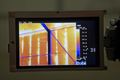 With a thermal infrared camera insulation leaks can be detected. <br />Photo: Jan Willem Schouten.