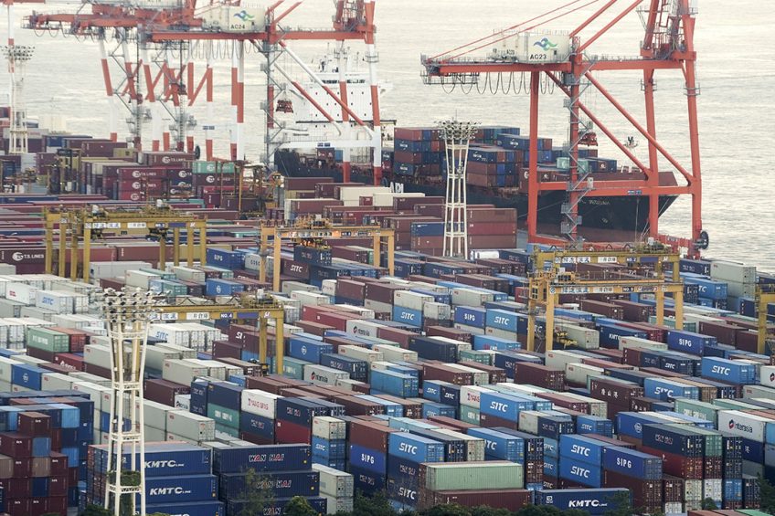 Due to the corona virus a huge number of shipping containers are being held up at China s ports. Photo ANP