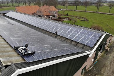 Using renewable energy is one tool to reduce CO2 emissions from farms. House roofs are ideal for installing solar panels. Photo: Hans Prinsen