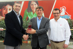 ^enpiliç vice general manager Mehmet 0yneci [centre] being presented with the award by Mert Yalç1nalp, technical manager of Cobb Turkey [left] and Matthew Wilson [right], Cobb Europe.