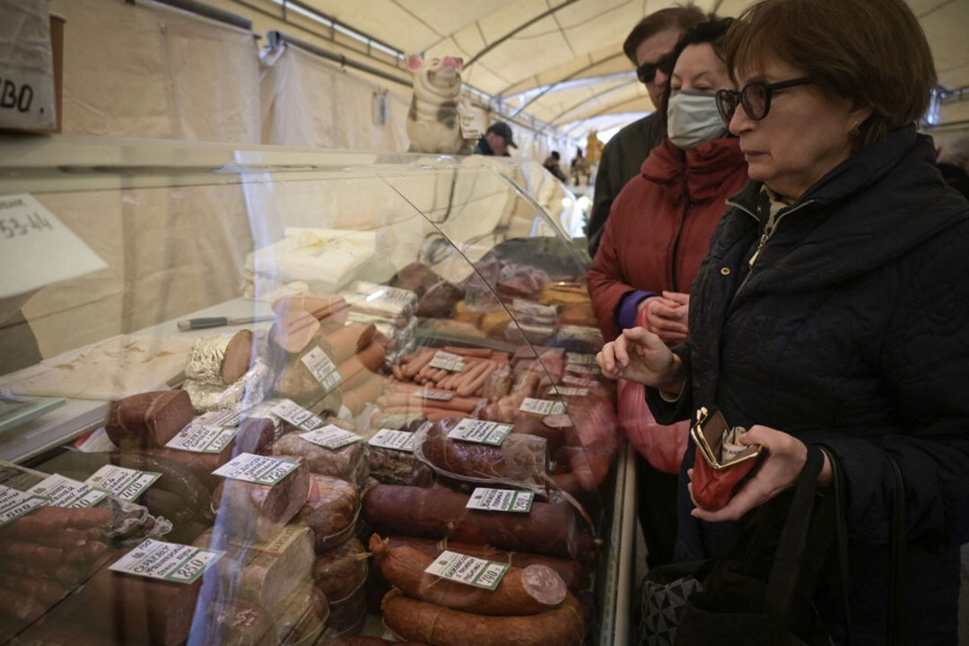 People queueing to buy meat products at the food market in Moscow, as inflation rises and producers face increasing costs, too. Photo: ANP