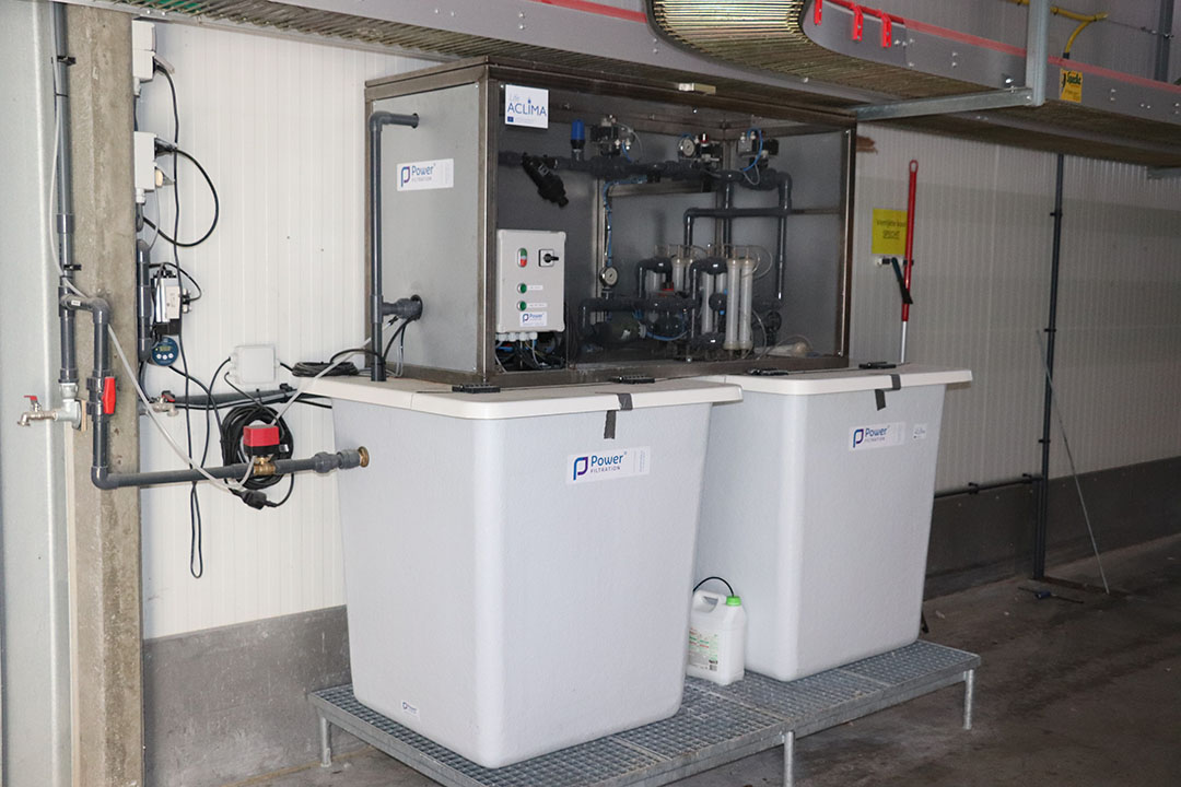 To be able to purify rainwater, the EPC has installed two water purification techniques. One is nano-ultrafiltration (NUF). The NUF system uses kidney dialysis filters that were formerly used in hospitals. Photo: Dick van Doorn