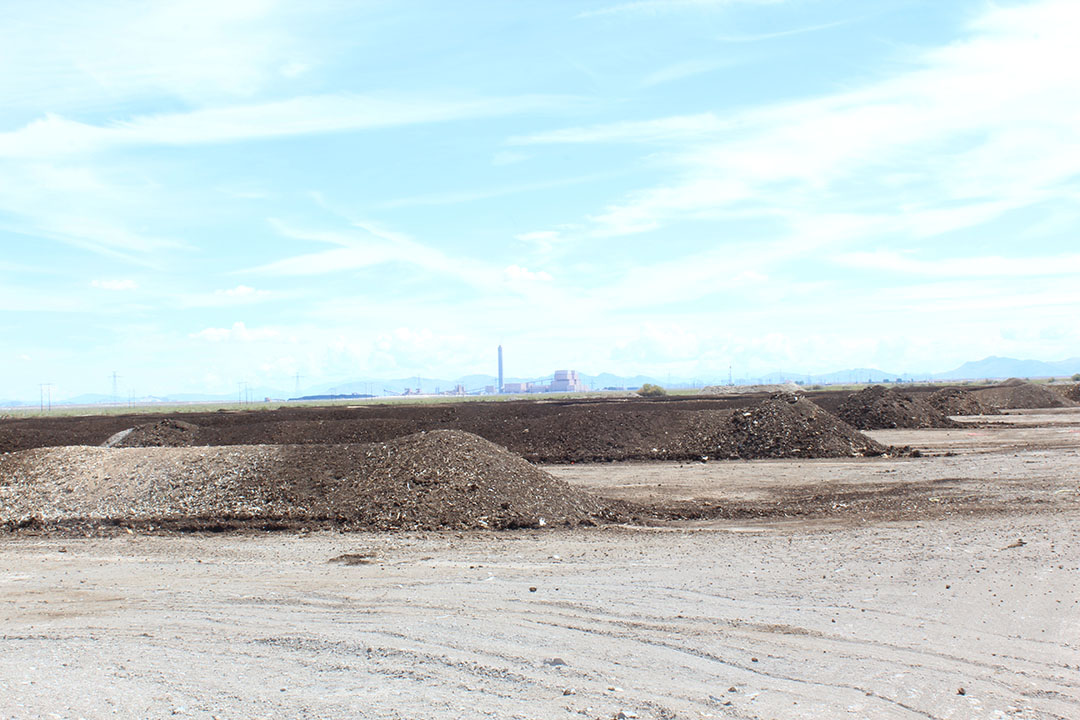 The dry manure remains in the manure store for a maximum of two weeks. It dries very quickly in the arid climate, which results in a significant weight reduction for transport. Photo: Hans Wilhelm Windhorst