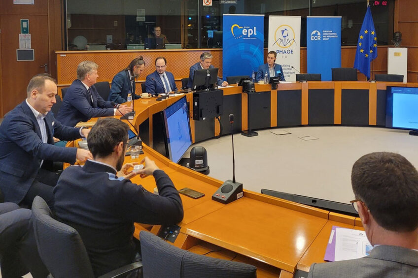 A conference organised by Polish MEP Adam Jarubas (EPP) and Greek MEP Emmanouil Fragkos (ECR) at the European Parliament in Brussels focused on the benefits of speeding up work on the approval of phages technology at the EU level. Photo: Proteon