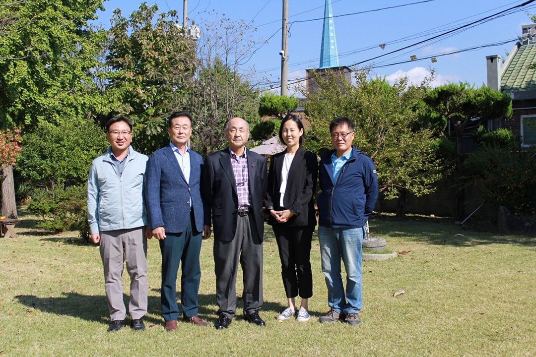 Executive board of Sam Hwa (from left): Dr Jong-su Ha, Dr Sang-bae Lee, Mr Sung-Hwang Bae (Chairman), Mrs Sang-Hyeon Bae and Mr Young-Hio Ko. Photo: Allen Kim