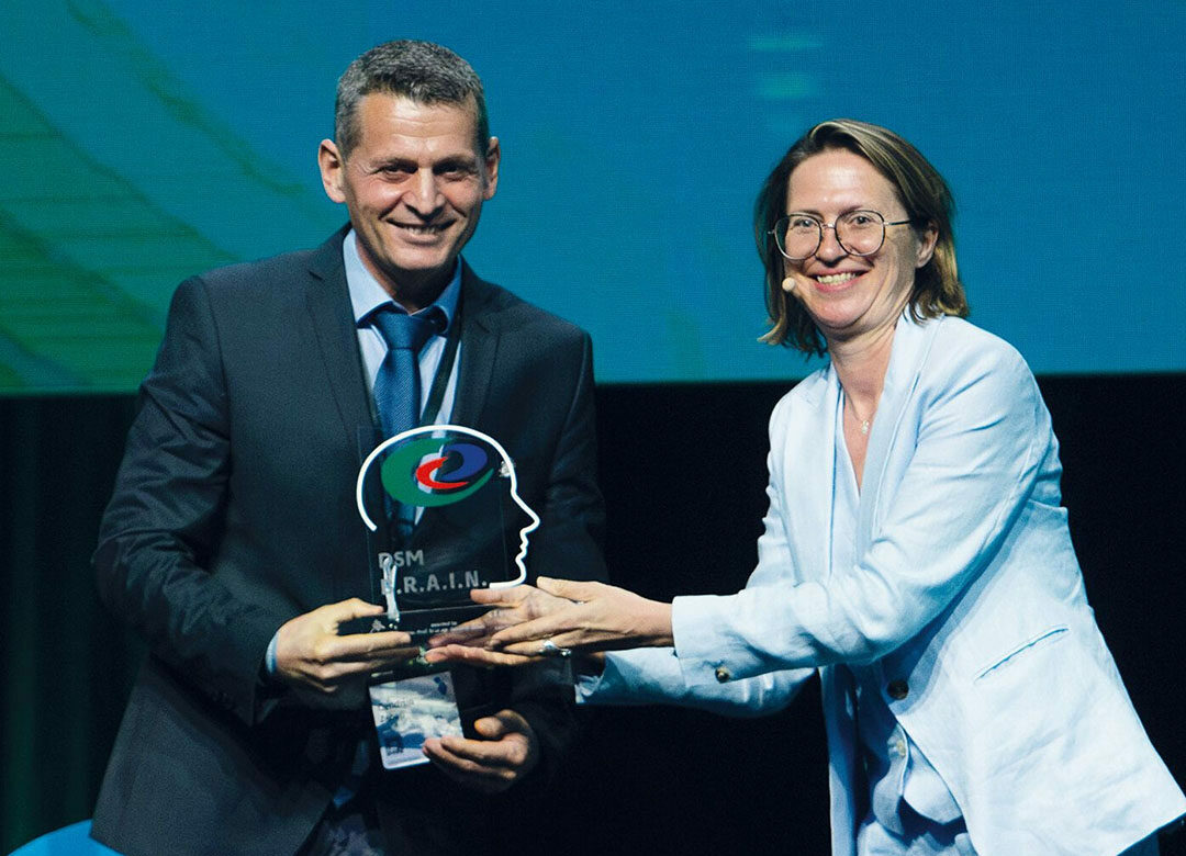 Professor Qendrim Zebeli accepts the BRAIN award on stage at the 2023 World Nutrition Forum.